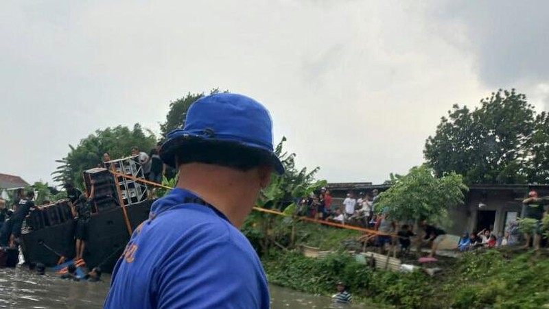 Perahu angkut sound horeg saat nyadran di Sidoarjo