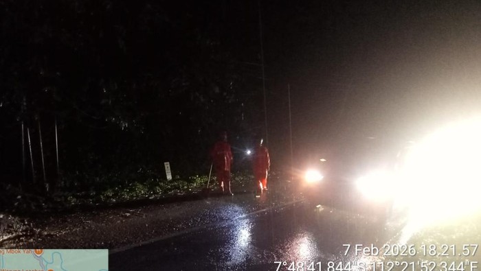 Tebing di Ngantang Longsor, Akses Malang-Kediri Diberlakukan Buka Tutup: Ancaman Keselamatan di Jalan Tol!