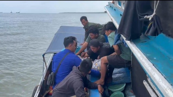 Petugas dari Polairud Polda Sumsel saat mengevakuasi nakhoda kapal yang meninggal saat melaut
