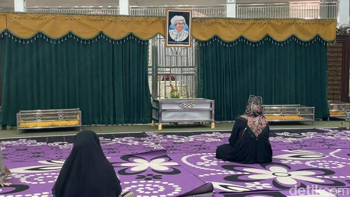 Peziarah di Makam Guru Zuhdi Banjarmasin.