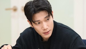 Selain mereka, ada juga aktor Kim Kyung Nam sebagai Yang Do Kyung. Di Phantom Lawyer dia akan menjadi rival Shin Yi Rang. (Foto: dok. SBS)