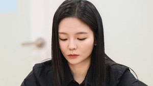 Esom memainkan karakter Han Na Hyun, seorang pengacara elit. Dia bekerja sama dengan Shin Yi Rang menyelesaikan kasus-kasus para arwah. (Foto: dok. SBS)