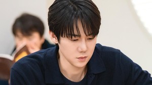 Yoo Yeon Seok memerankan Shin Yi Rang, seorang pengacara yang bisa melihat hantu. (Foto: dok. SBS)