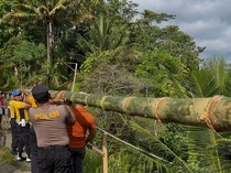 Jalan Penghubung Desa Longsor, Polisi Bangun Jembatan Darurat di Ponorogo