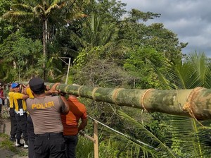 Jalan Penghubung Desa Longsor, Polisi Bangun Jembatan Darurat di Ponorogo
