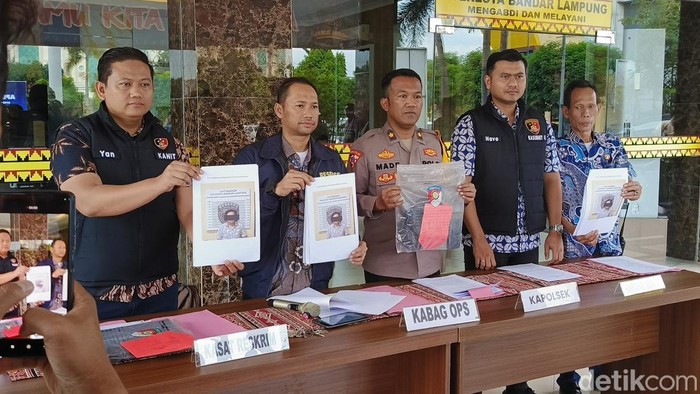 Polisi menunjukkan pelaku foto dan barang bukti pembobolan rumah di Bandar Lampung