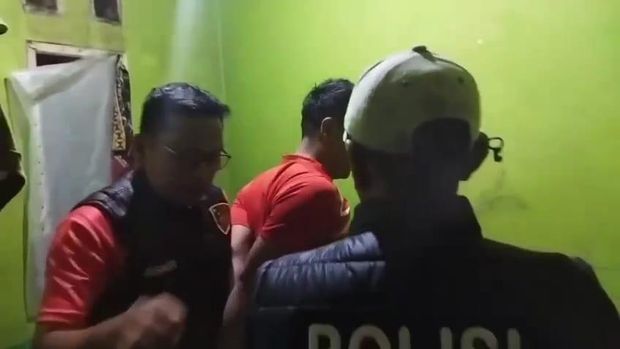 Polisi saat mengamankan bayi dari pelaku penculikan di Tasikmalaya