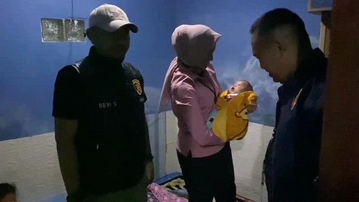 Polisi saat mengamankan bayi dari pelaku penculikan di Tasikmalaya