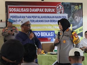 Polres Bekasi Edukasi Bahaya Narkoba Sambil Berbagi Bansos di Kampung Kavling