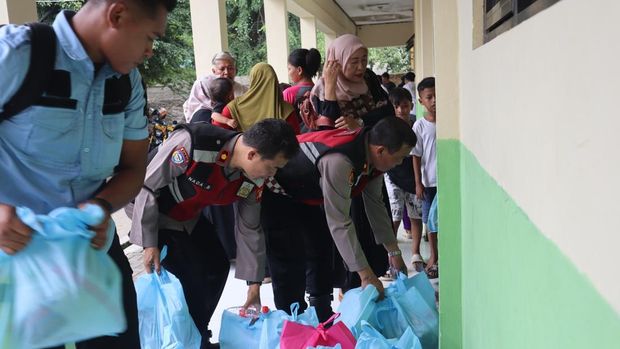 Polres Metro Bekasi edukasi bahaya narkoba sambil berbagi sembako di Kampung Kavling