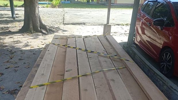 Polres Siak menyergap pompong yang mengangkut 2 ton kayu ilegal di Sungai Apit. Polres Siak menyergap pompong yang mengangkut 2 ton kayu ilegal di Sungai Apit, pada Kamis (5/2/2026).