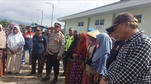 Kapolsek Bolo AKP Nurdin, menemui para pedagang yang menjadi korban premanisme dan pungli di Pasar Sila, Kecamatan Bolo, Kabupaten Bima, NTB, Sabtu, (7/2/2026). (Dok. Polsek Bolo)