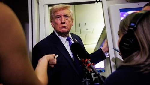 IN FLIGHT - FEBRUARY 06: U.S. President Donald Trump gaggles with reporters while aboard Air Force One on February 6, 2026 en route to Palm Beach, Florida. The President is spending the weekend at Mar-a-Lago, his private club.   Samuel Corum/Getty Images/AFP (Photo by Samuel Corum / GETTY IMAGES NORTH AMERICA / Getty Images via AFP)