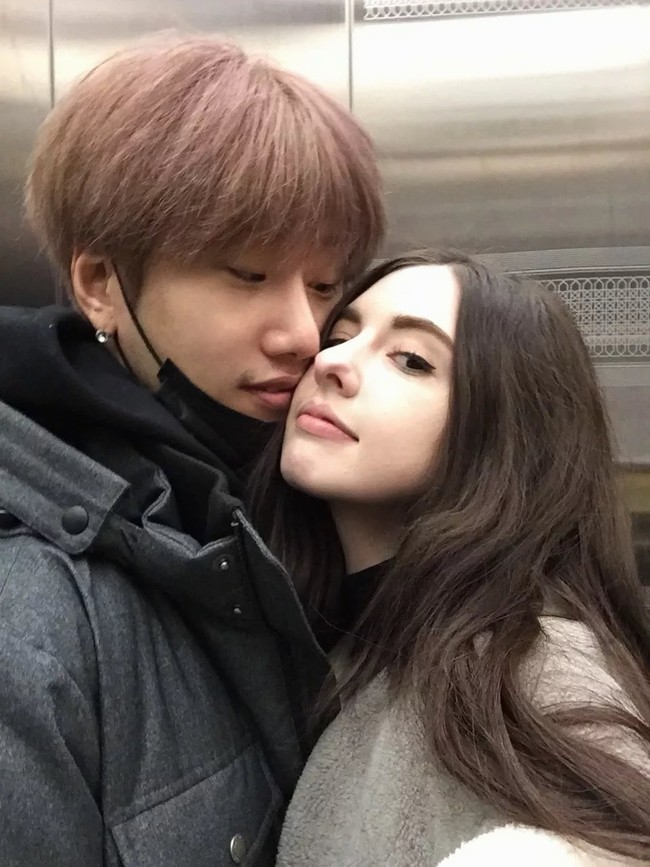 Rachel yang berasal dari AS pertama kali bertemu J.Heart pada 2014, beberapa bulan setelah ia pindah ke Korea Selatan. Keduanya mulai berpacaran tak lama kemudian, tetapi hubungan mereka dirahasiakan dari publik karena budaya KPop. Foto: Instagram @rachelheheh