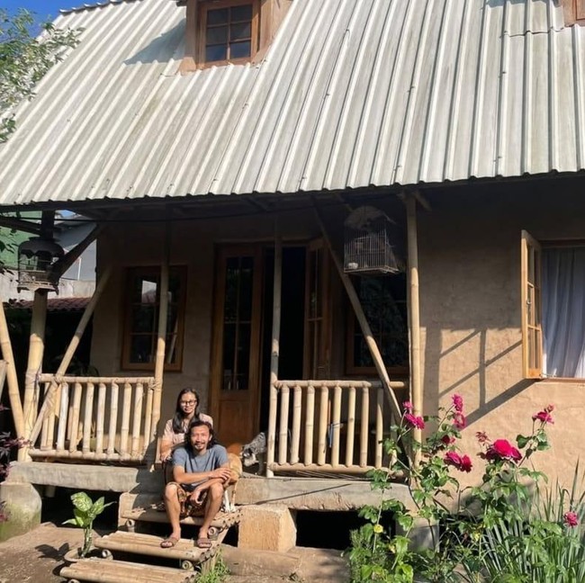 Potret Rumah Unik di Cimahi yang Dibangun Pakai Tanah dan Rangka Bambu