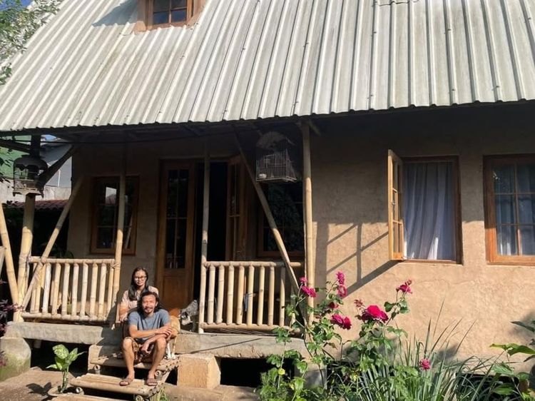 Potret Rumah Unik di Cimahi yang Dibangun Pakai Tanah dan Rangka Bambu