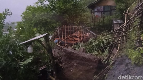 Rumah warga di Kelurahan Jatiwangi, Kota Bima, NTB yang hancur rata dengan tanah tertimpa batu besar yang jatuh dari tebing saat hujan deras, Sabtu (7/2/2026). (Dok. Rafiin/detikBali)