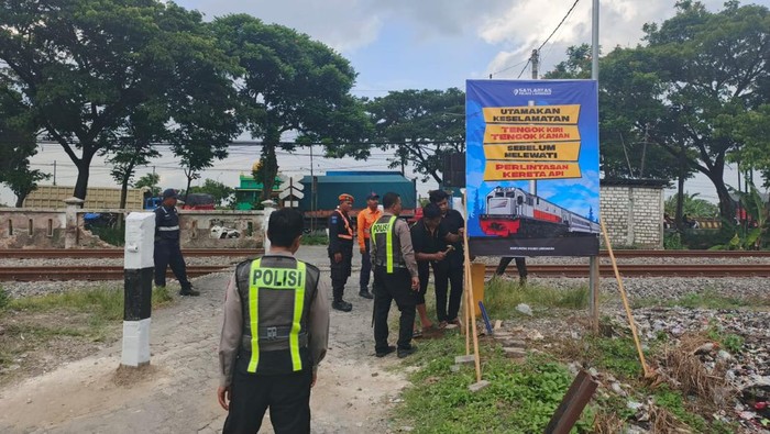 Satlantas Polres Lamongan pasang banner keselamatan di perlintasan rel KA