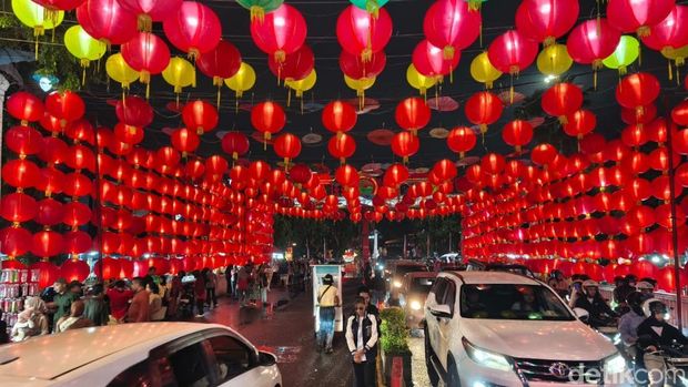 Suasana Festival Lampion di Jalan Jendral Sudirman, Kota Solo, Sabtu (7/2/2026).