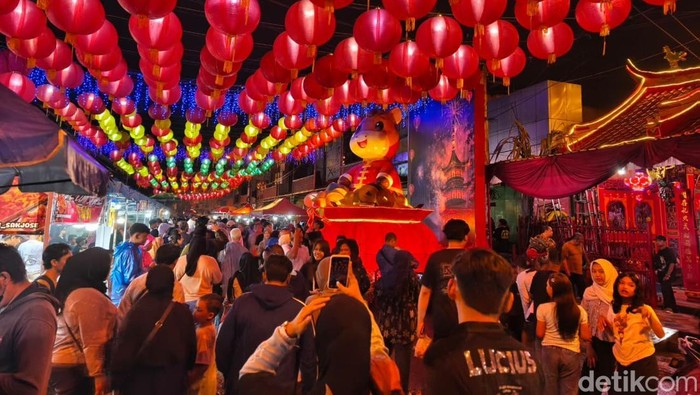 Indahnya Ribuan Lampion Hiasi Pasar Gede Solo Jelang Imlek