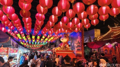 Suasana Festival Lampion di Jalan Jendral Sudirman, Kota Solo, Sabtu (7/2/2026).
