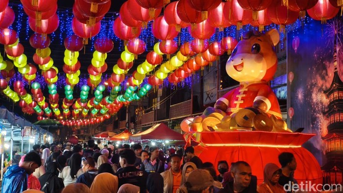 Bukan di China, Ini Suasana Meriah Kota Solo Saat Imlek Tiba