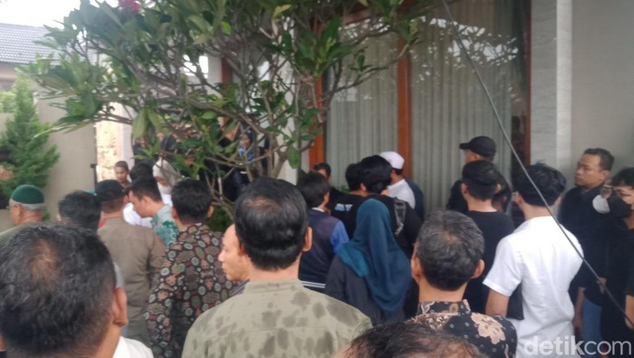 Suasana rumah duka Wakil Bupati Klaten Benny Indra Ardhianto di Delanggu, Sabtu (7/2/2026).