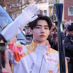 Potret Sunghoon ENHYPEN Bawa Obor Olimpiade Milano Cortina 2026