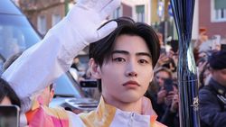 Potret Sunghoon ENHYPEN Bawa Obor Olimpiade Milano Cortina 2026