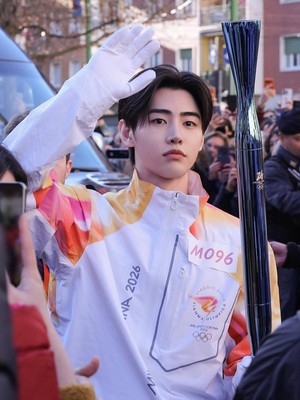 Potret Sunghoon ENHYPEN Bawa Obor Olimpiade Milano Cortina 2026