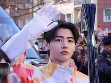 Potret Sunghoon ENHYPEN Bawa Obor Olimpiade Milano Cortina 2026