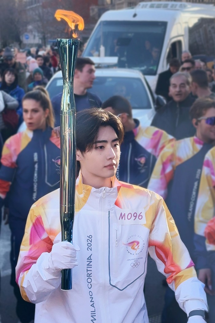 Sunghoon ENHYPEN jadi pembawa obor Olimpiade Musim Dingin Milano Cortina 2026.