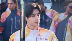 Potret Sunghoon ENHYPEN Bawa Obor Olimpiade Milano Cortina 2026