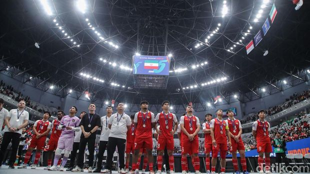 Timnas Iran merayakan kemenangan dalam ajang AFC Futsal ASIAN CUP di Indonesia Arena, Jakarta, Sabtu (7/2/2026). Timnas Futsal Indonesia nyaris meraih gelar juara pertamanya usai dikalahkan Iran hingga adu pinalti.