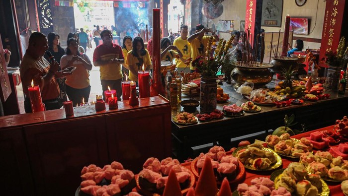 Sejumlah peserta lintas agama berdoa bersama saat mengikuti prosesi syukuran tradisi Ketuk Pintu di Klenteng Besar Tay Kak Sie, Semarang, Jawa Tengah, Sabtu (7/2/2026). Kegiatan rangkaian prosesi doa dan parade berkebaya ketuk pintu lintas agama dan kepercayaan tersebut bertujuan agar kegiatan multikultural Pasar Imlek Semawis 2026 bertema Kuda Datang, Sukses Menjelang dalam rangka menyambut Tahun Baru Imlek 2577 di kawasan Pecinan Semarang pada 13-15 Februari mendatang dapat berjalan lancar serta aman. ANTARA FOTO/Makna Zaezar/bar