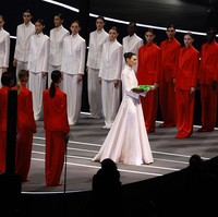 Ceretti dan DiCaprio telah menjalin hubungan hampir tiga tahun. Keduanya pertama kali terlihat bersama di Ibiza, menari dan saling berciuman di sebuah klub malam, seperti dilaporkan Page Six. Ceretti juga hadir mendampingi DiCaprio di Met Gala 2025, meski keduanya tidak berpose bersama di karpet merah. Sumber People pada 2024 menyebut bahwa DiCaprio “tampak sangat menyukainya” dan menggambarkan Ceretti sebagai “sangat manis, imut, dan menawan.” Foto: Getty Images/Elsa