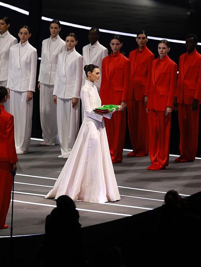 Ceretti dan DiCaprio telah menjalin hubungan hampir tiga tahun. Keduanya pertama kali terlihat bersama di Ibiza, menari dan saling berciuman di sebuah klub malam, seperti dilaporkan Page Six. Ceretti juga hadir mendampingi DiCaprio di Met Gala 2025, meski keduanya tidak berpose bersama di karpet merah. Sumber People pada 2024 menyebut bahwa DiCaprio “tampak sangat menyukainya” dan menggambarkan Ceretti sebagai “sangat manis, imut, dan menawan.” Foto: Getty Images/Elsa