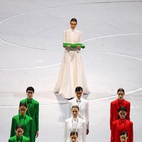 Model Italia, Vittoria Ceretti, punya peran penting dalam pembukaan Olimpiade Musim Dingin 2026. Wanita yang diketahui sebagai pacar Leonardo DiCaprio itu menjadi salah satu pembawa bendera dalam upacara pembukaan Olimpiade yang digelar pada Jumat (6/2/2026) di Stadion San Siro, Milan. Foto: Getty Images/Elsa