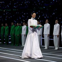 Mengutip Vogue Italia, Ceretti mengenakan gaun putih panjang rancangan khusus Armani Privé dengan lengan panjang dan kerah tinggi saat membawakan bendera Italia.  Foto: Getty Images/Elsa