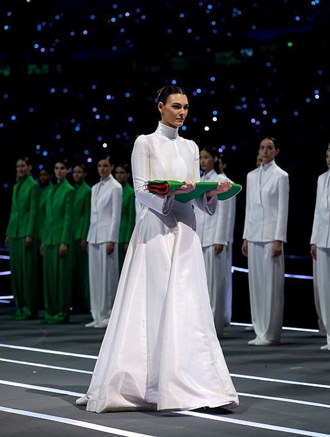 Salah satu komentar menyebut penampilannya “keanggunan dan kecantikan bak mimpi,” sementara yang lain mengapresiasi transformasi popularitasnya sejak menjalin hubungan dengan DiCaprio.  Foto: Getty Images/Elsa