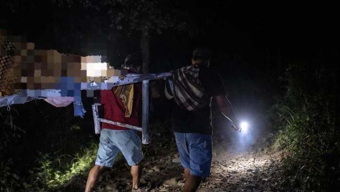 Jenazah Warga Bojonegoro Dipikul 3 Km Terjang Jalan Lumpur