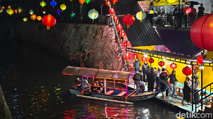Wisata perahu hias di Grebeg Sudiro, Kota Solo, Sabtu (7/2/2026).