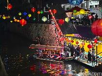 Syahdu Naik Perahu Menikmati Kali Pepe Berhias Lampion