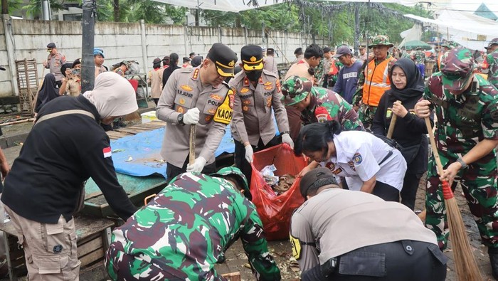 **504 Personel TNI-Polri Bersihkan Pasar Babakan, Tindak Lanjuti Arahan Prabowo**
