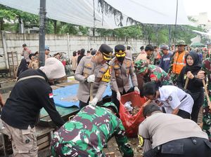 Tindak Lanjuti Arahan Prabowo, 504 Personel TNI-Polri Bersihkan Pasar Babakan