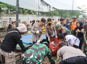 Tindak Lanjuti Arahan Prabowo, 504 Personel TNI-Polri Bersihkan Pasar Babakan