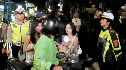 Aparat gabungan menggelar operasi besar-besaran di kawasan Desa Tibubeneng, Kuta Utara, Badung, Bali, Sabtu (7/6/2026) malam. (Foto: Dok. Istimewa)