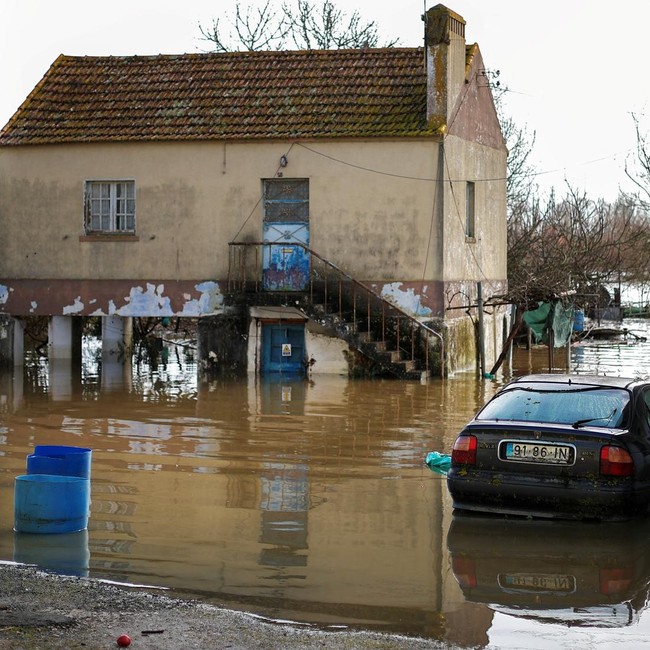 Badai Terjang Portugal, Valada Dikepung Banjir