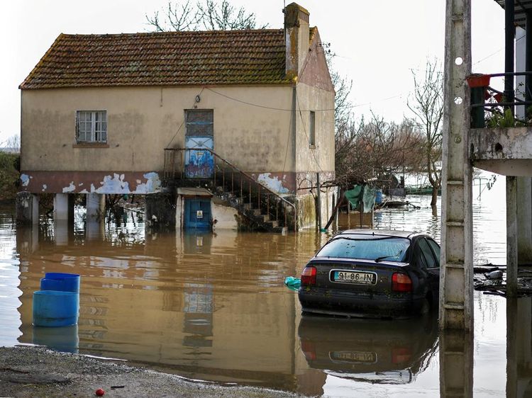Badai Terjang Portugal, Valada Dikepung Banjir