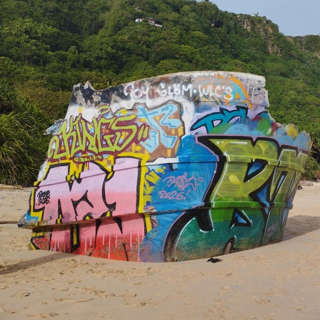Eksotisnya Bangkai Kapal, Pasir Cokelat, dan Sabana di Pantai Nunggalan